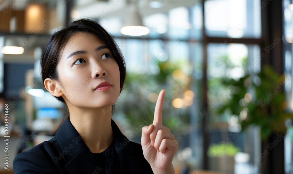 人差し指を上げる女性