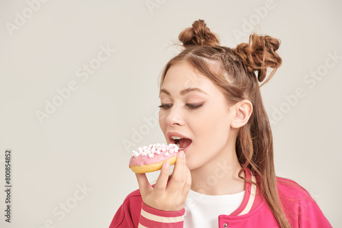 girl with donut