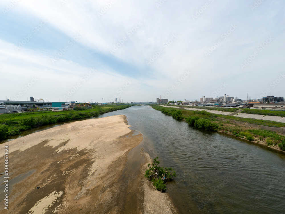 橋の上から見る大和川沿いの景色