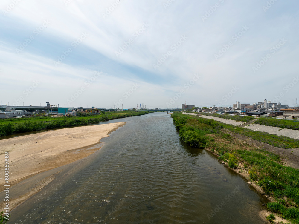 橋の上から見る大和川沿いの景色
