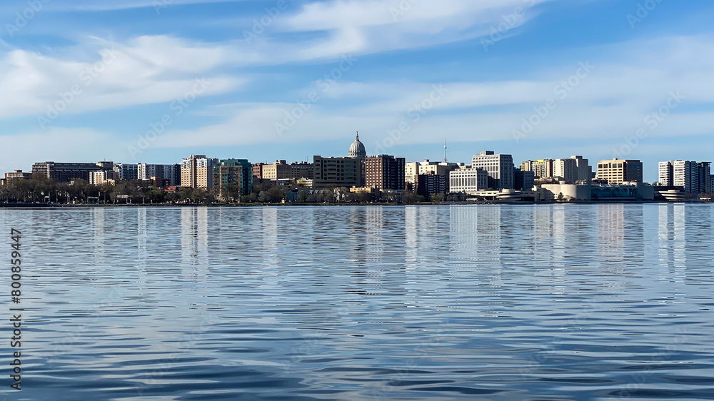Naklejka premium Lake Monona Skyline with Capitol Building in Madison Wisconsin