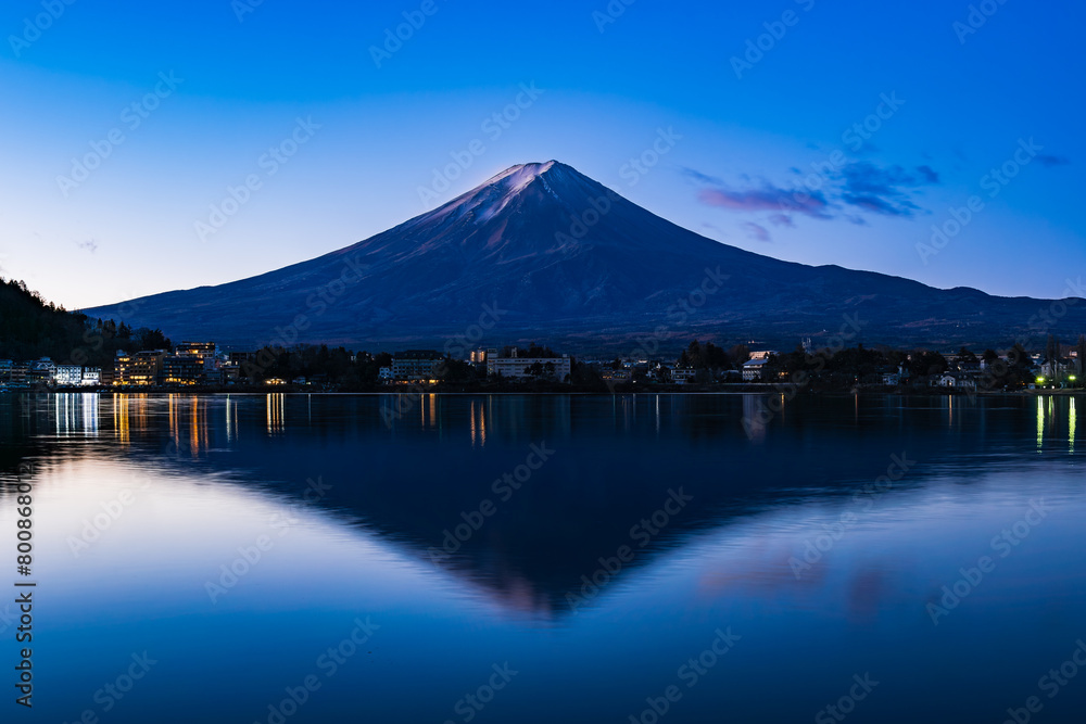 河口湖から眺める富士山　冬の朝