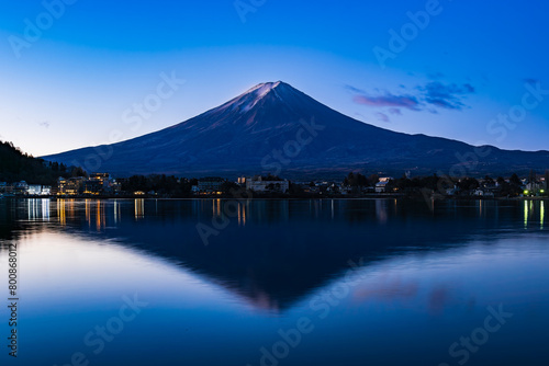 河口湖から眺める富士山　冬の朝 © oben901