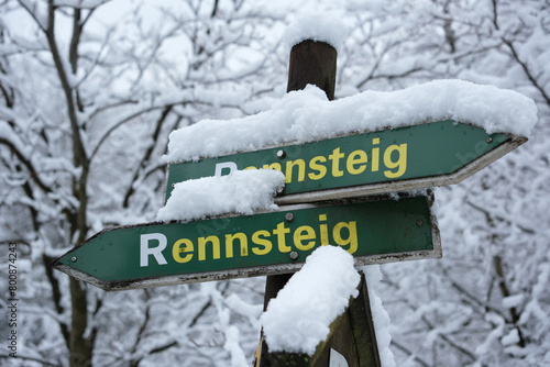 Wegmarkierung am Rennsteig. im Winter, Thüriger Wald, Deutschland