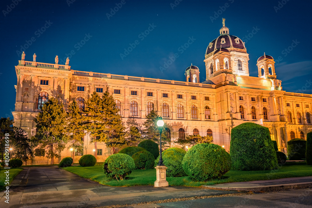 Obraz premium Illuminated spring scene of Maria Theresa Square with famous Naturhistorisches Museum (Natural History Museum). Stunning night cityscape of Vienna, Austria, Europe. Travel the world..