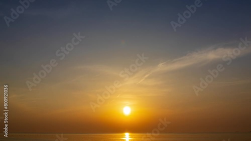 タイムラプス　夕暮れの空に沈む夕陽と流れゆく雲 photo