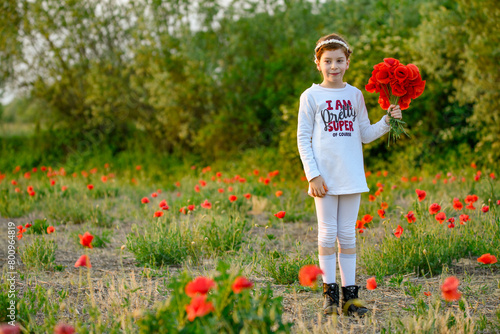Bambina bella sorridente con un mazzo di fiori, per comunicazione di business, sociale, ambientale, marketing photo