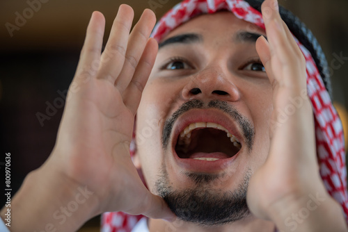 Bild auf Leinwand A Saudi man is shouting