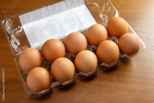 プラスチック製のパックに入った茶色い卵