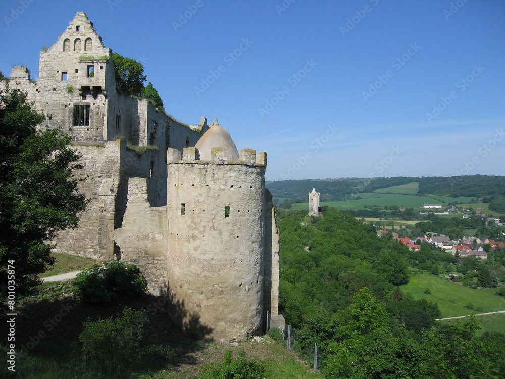 Obraz premium Burg Rudelsburg an der Saale bei Bad Kösen mit Blick zur Burg Saaleck