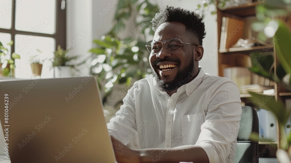 Obraz premium Successful businessman celebrating his success while sitting at his desk in office