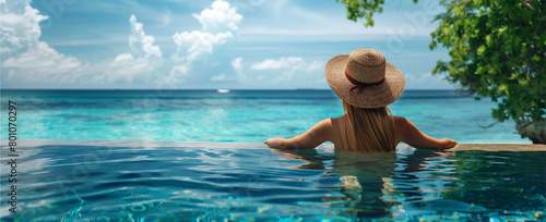 Ragazza panorama mare, vacanza, estate, cappello di paglia © Senthim
