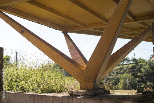 Estructura de brazos metálicos para soporte de puente peatonal