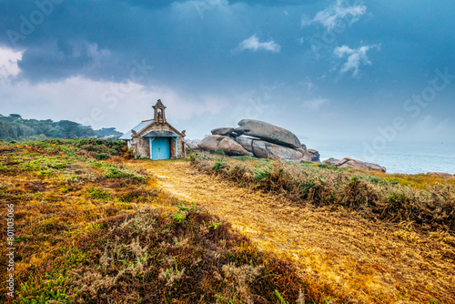 Obraz na płótnie small chapel on the coast of french brittany. Chapel of St. Guirec between rocks, Sentier des Douaniers hiking trail, Ploumanac'h, Côte de Granit Rose, Brittany, France w salonie