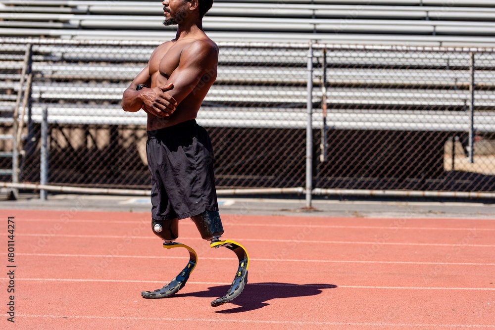 Obraz premium Man paralympic athlete running with prosthetic legs