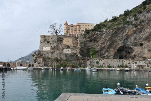 Obraz na płótnie Maiori - Castello Mezzacapo dalla banchina del porto w salonie