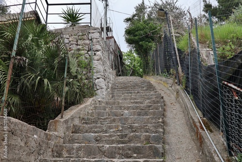 Obraz na płótnie Maiori - Scala di Via Accola verso il castello w salonie