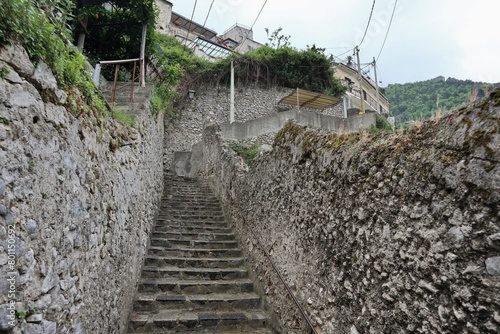 Obraz na płótnie Maiori - Scalinata di Via Accola verso il castello w salonie