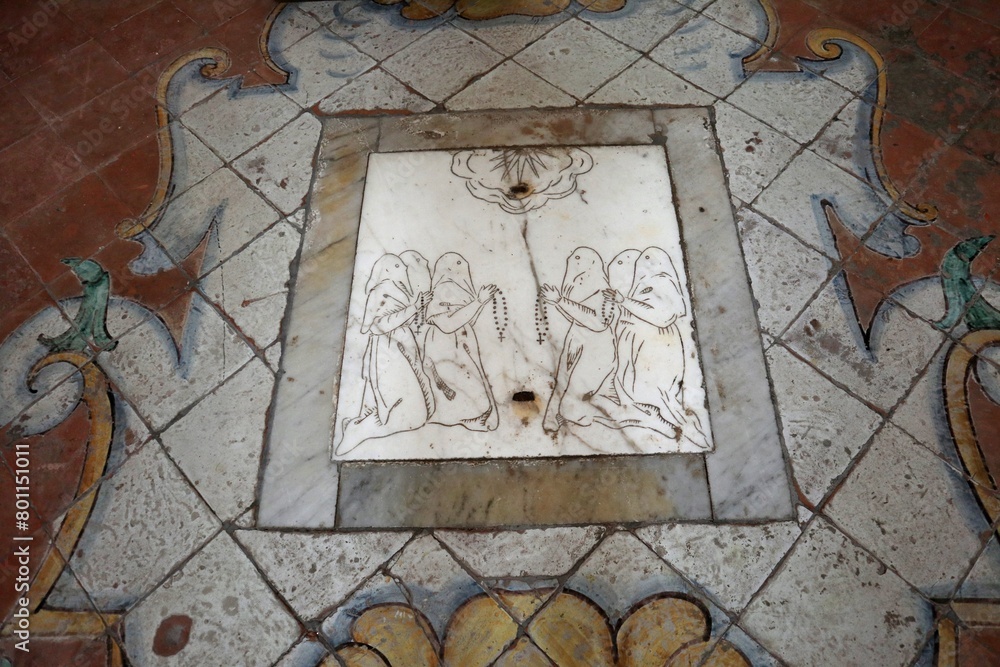 Maiori - Botola nel pavimento del transetto della Chiesa di San Domenico