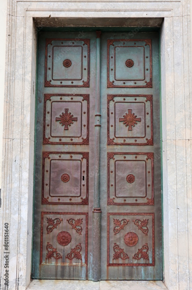 Maiori - Porta destra del Santuario di Santa Maria a Mare