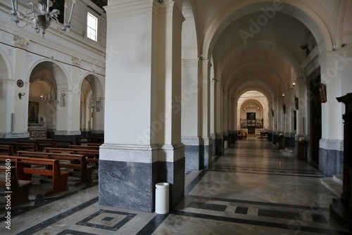 Maiori - Scorcio della navata destra del Santuario di Santa Maria a Mare