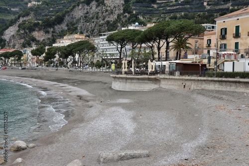 Obraz na płótnie Maiori - Spiaggia del Lungomare Amendola dal pontile della foce del fiume Reginna w salonie