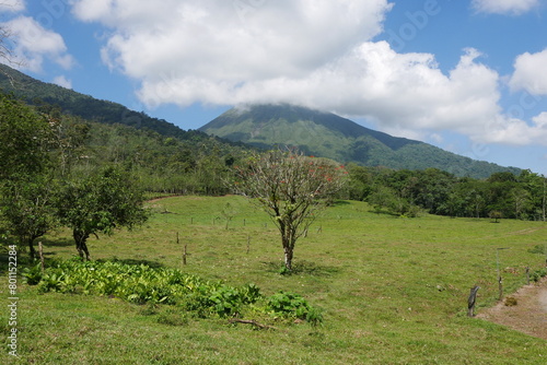 Vulkan El Arenal in Wolken bei La Fortuna in Costa Rica