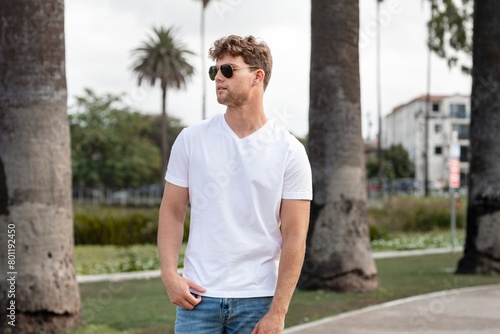 Man in white tee and jeans, summer outfit © Rawpixel.com