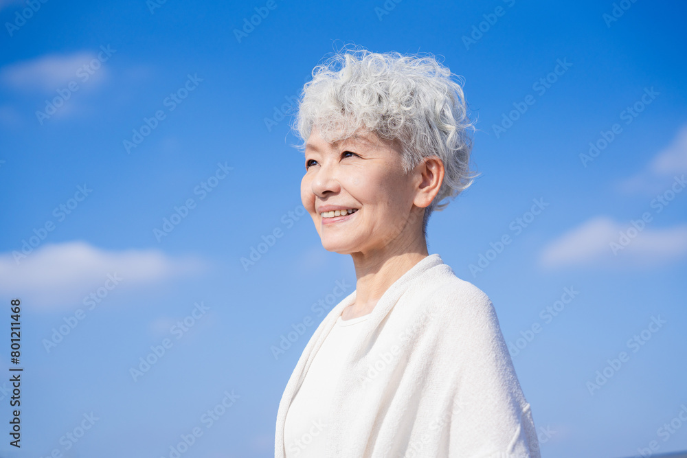 未来を見つめるシニアの女性 未来を見つめるシニアの女性