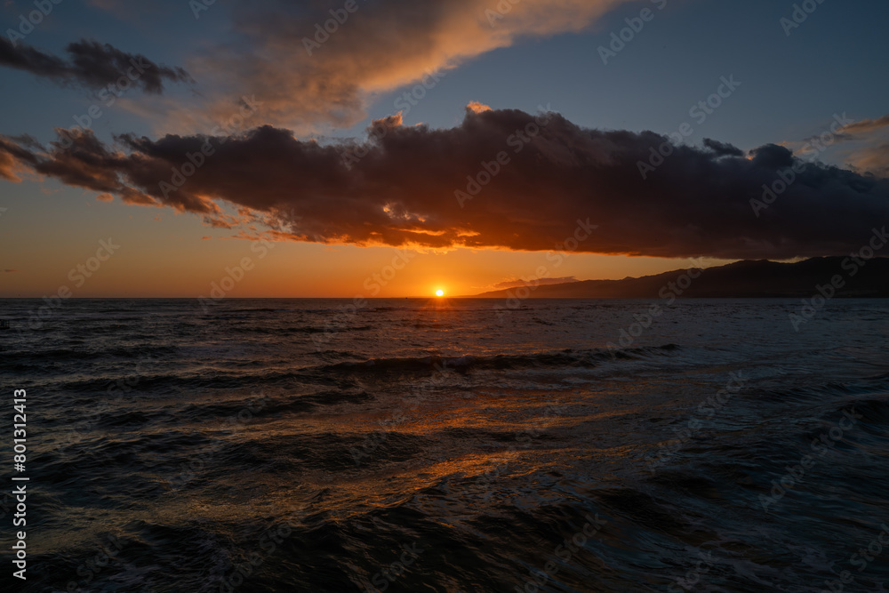 Obraz premium Sunset Over Rough Waters