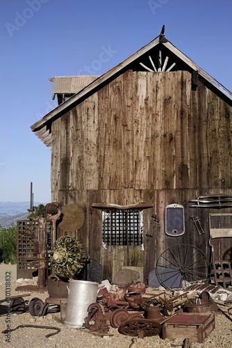 USA, Nevada. Village fantôme abandonné depuis 1940. Vielle baraque, atelier de bricolage, remise à outils agricoles rouillés. Image colorisée.