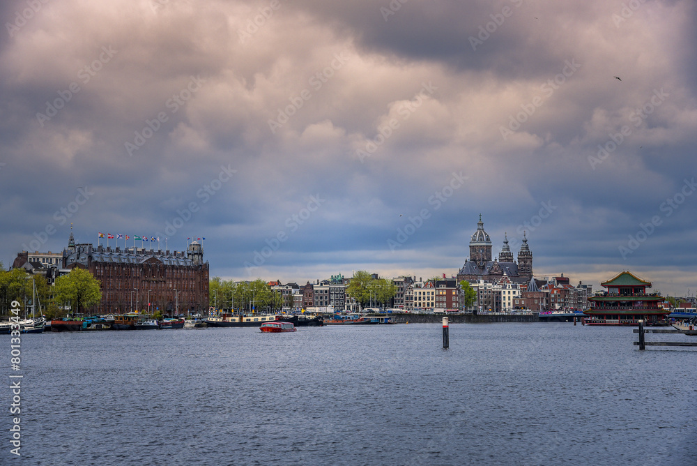 Fototapeta premium Stadt Amsterdam an einem wolkigen Tag