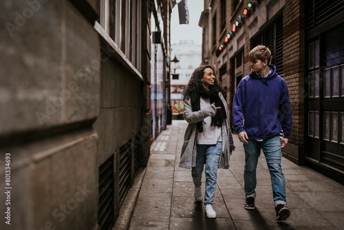 Couple on a date, walking in the city © Rawpixel.com