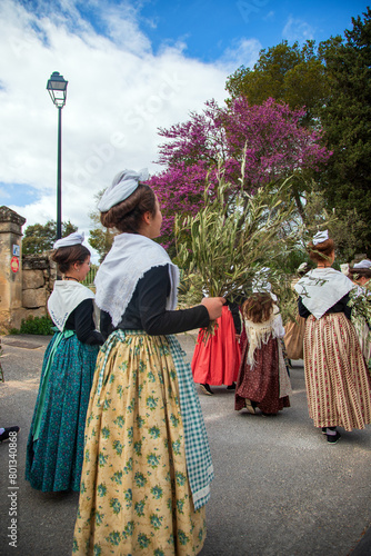 Désilé en costume provençal. photo