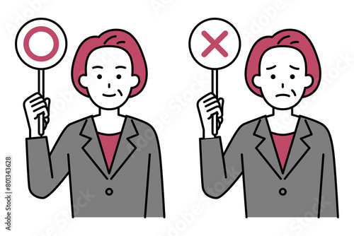 Wallpaper Mural ○×マークを上げる年配のスーツの女性 Torontodigital.ca