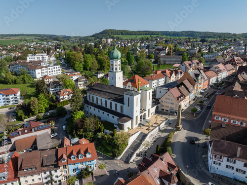 Luftbild von der Stadt Stockach mit der Kirche St. Oswald in der Oberstadt, historischer Stadtkern