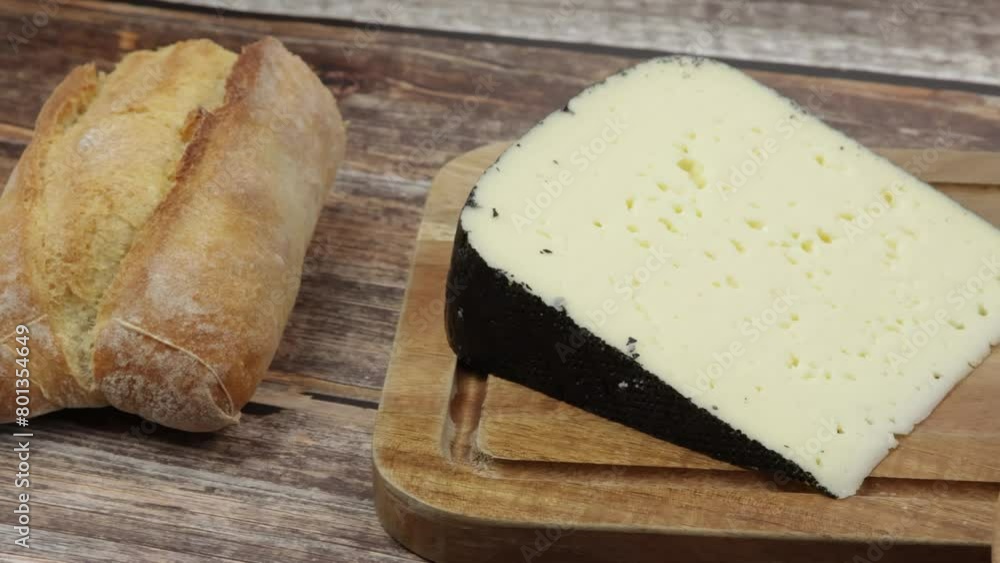 tranche de fromage : tomme noire des Pyrénées, en gros plan, sur une table tranche de fromage : tomme noire des Pyrénées, en gros plan, sur une table