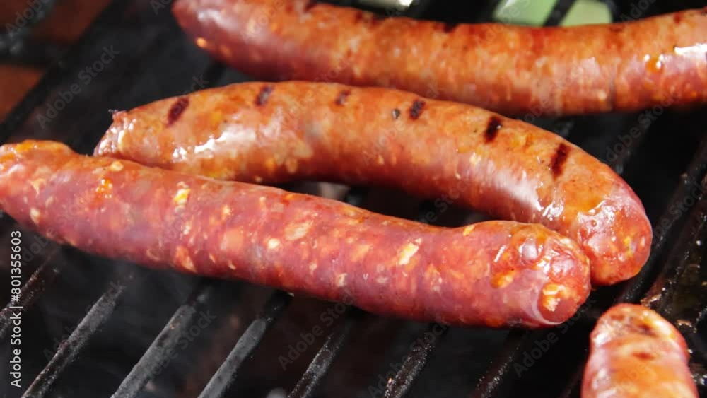 merguez cuisant sur la grille d'un barbecue merguez cuisant sur la grille d'un barbecue