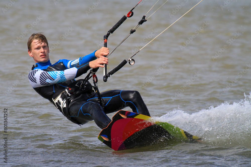 Obraz premium Attraktiver Kite-Sportler in Aktion