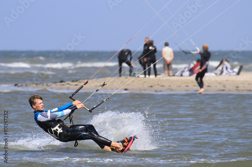 Attraktiver Kite-Sportler in Aktion