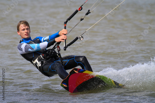 Attraktiver Kite-Sportler in Aktion photo
