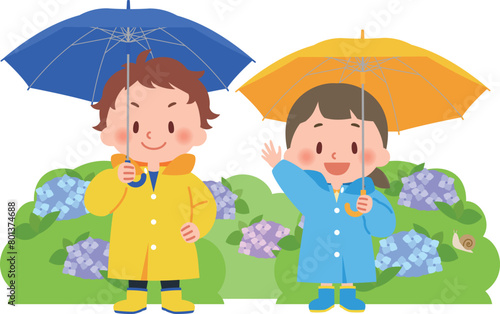 傘をさす雨具を身につけた子供たち