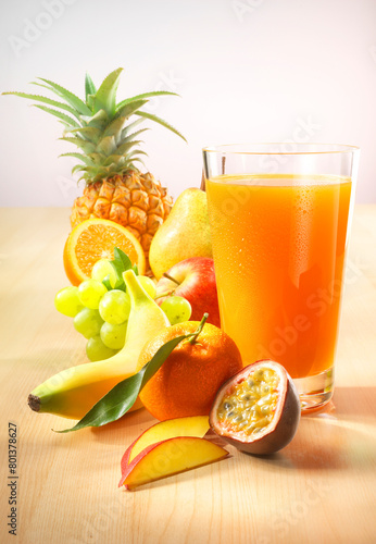 Multivitaminsaft, Orangensaft, Saftglas, Vitamine, Multivitamin, Maracuja,  © Kossmann / Plutat
