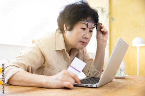 시력저하로 인해 컴퓨터를 이용한 온라인쇼핑에 어려움을 겪는 노인 