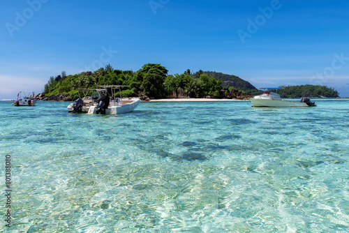 Fototapeta Naklejka Na Ścianę i Meble -  Tropical sea and beautiful island beach in Seychelles. 