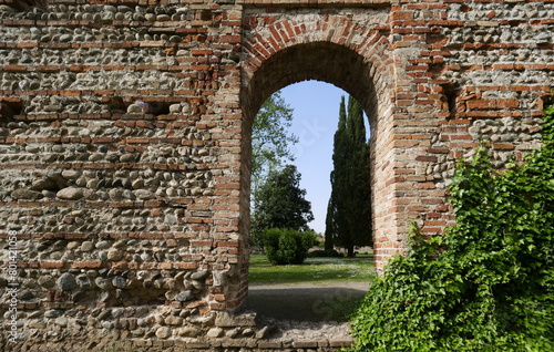 Fototapeta Naklejka Na Ścianę i Meble -  Historic walls inside the courtyard of the castle of Trezzo d'Adda

