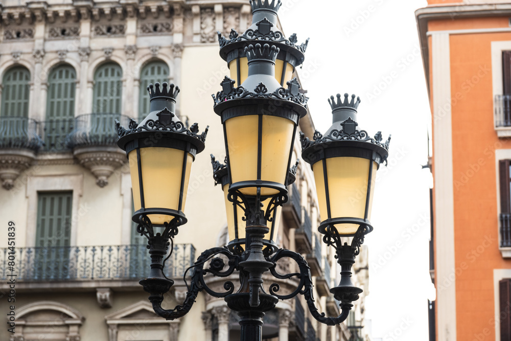 Historische Straßenlaterne an den Ramblas in Barcelona, Spanien