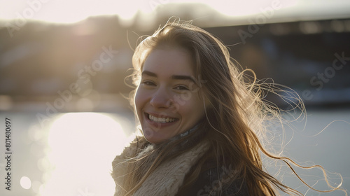 Linda mulher jovem sorrindo ao ar livre - retrato