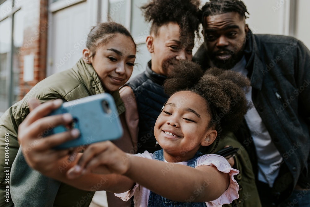 Obraz premium Happy African-American family taking selfie