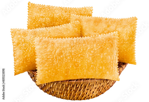 cesta de palha com pastel de feira recheado isolado em fundo transparente